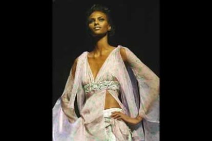 No duda en utilizar gasas y es proponer transparencias con sutiles estampados, logrando un efecto muy sensual y cómodo.