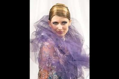 Pedrería, tules y colorido ratifican que Ungaro ha desterrado la sobriedad de sus diseños.