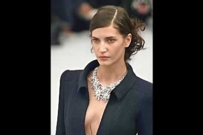 De día, el tradicional traje de chaqueta Chanel tendrá, en general, un sólo color, negro, marfil, rosa carne y beige muy claro.