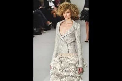 La parte inferior de la silueta femenina se convierte en una exquisita nube de tul, en forma de bolero, o de una corola abierta alrededor del rostro.