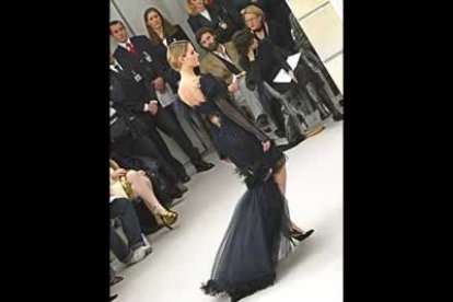 Los largos serán variables, cortos hasta la rodilla, de día, mientras que de noche y para las grandes ocasiones, los bajos, a veces asimétricos, rozarán los tobillos por detrás pero no en el delantero.