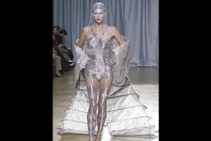 Este modisto aportó la nota oriental, con mujeres de plata y oro. Sus vestidos, metalizados, fueron como cohetes preparados para ser lanzados al espacio.