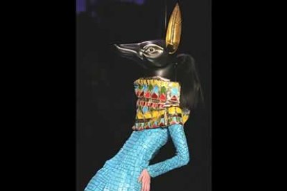 Con la moda de John Galliano se presentó ante el público una nueva edición de la Pasarela París, en la que se exponen las colecciones de alta costura francesa para la próxima temporada estival.