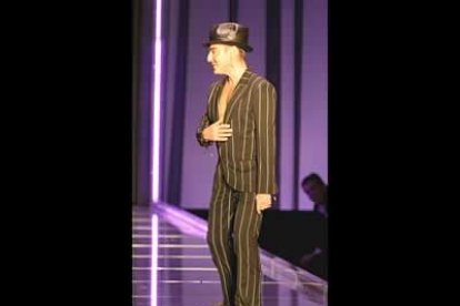 El modisto presentó el juego de volúmenes invertidos que tanto le gusta por el que se agiganta el torso de un modelo mientras minimiza la parte inferior de la figura, o viceversa.