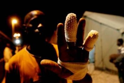 Por el momento, al menos un centenar de heridos se encuentran hospitalizados en Ceuta.
