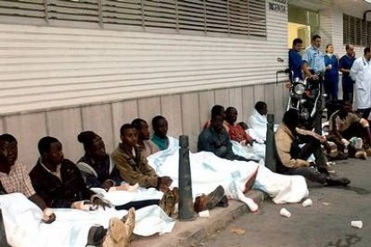 Mientras se decide sobre su repatriación, los cientos de subsaharianos esperan es un campamento provisional pegados a la valla que acaban de saltar.