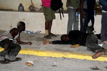 Las masivas avalanchas han puesto en alerta el Gobierno y Defensa ha anunciado que el Ejército reforzará, la labor de vigilancia en Ceuta y Melilla.