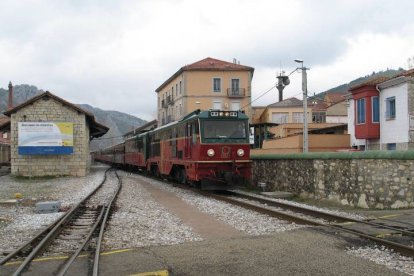 en de Matallana se comió al tren de la Robla, y a aquel corazón hullero que bombeó el desarrollo de la provincia a rebufo de la revolución industrial que quedaba tan lejos, y tan imposible. CAMPOS