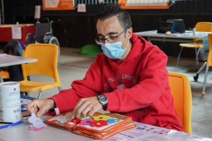 Pacientes y personas que experimentaron los síntomas de la esclerosis múltiple convivieron ayer en Espacio Vías. MIGUEL