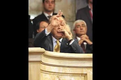 El ex presidente de la Generalitat, Jordi Pujol, saluda desde la tribuna de invitados durante este pleno histórico.