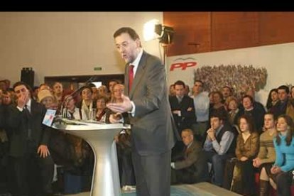 El escenario escogido para el mitin ante 500 simpatizantes fue el Conservatorio de León. Un lugar muy acogedor y familiar donde Rajoy tuvo un diálogo muy directo con los miembros del partido en León.