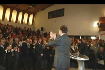Muchas personas tuvieron que quedarse fuera, sin escuchar las palabras del líder popular, dado el escaso aforo del Conservatorio que se quedó pequeño ante tanta expectación.