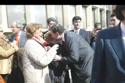 Muchos viandantes se vieron sorprendidos por la presencia del líder del PP que caminó por algunas de las calles más céntricas de la capital leonesa.