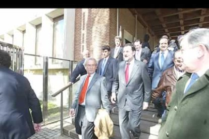 Mariano Rajoy, plenamente custiodado por los miembros del partido en la provincia de León, después del mitin.