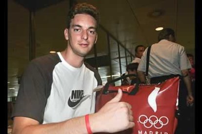La estrella de la NBA Pau Gasol, embajador deportivo de la candidatura de Madrid, en el aeropuerto de Barajas momentos antes de volar con destino a Singapur.