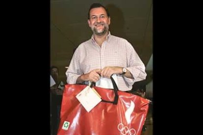 El presidente del PP, Mariano Rajoy, es uno de los dirigentes políticos que conforman la representación española, junto a José Luis Rodríguez Zapatero y Miguel Ángel Moratinos, entre otros.