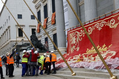 Operarios ultimando los preparativos para la apertura solemne de las Cortes de la XV legislatura que tendrá lugar este miércoles, 29 de noviembre, en el Congreso de los Diputados. EFE/CHEMA MOYA
