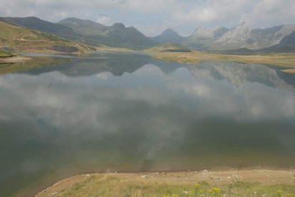 Imagen del embalse del Casares, uno de los puntos para el ocio estival de Villamanín. RAMIRO