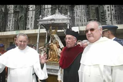 A las tres y media de la tarde del sábado, la Virgen abandonaba el santuario custodiada por representantes del Cabildo de la Catedral y de los franciscanos que normalmente cuidan la imagen.
