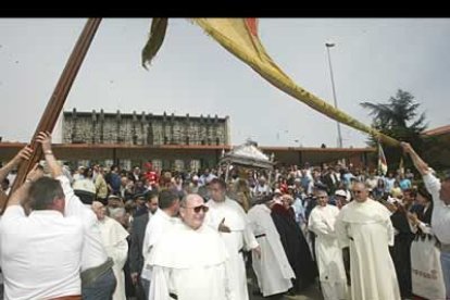 Después de la firma del acta por el que se autoriza la salida de la Virgen, comienza la peregrinación.