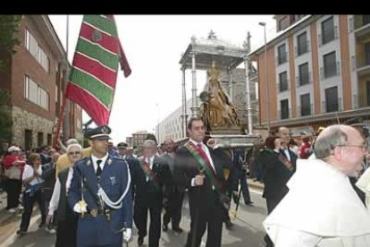 A lo largo del recorrido, se fueron cambiando a los pujadores. Desde vecinos hasta representantes municipales, todos querían llevar a la patrona.