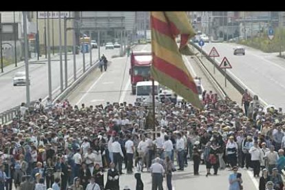 La carretera León-Astorga, normalmente repleta de una pesada circulación, se llenó de devotos que querían acompañar a su patrona en un día tan especial.