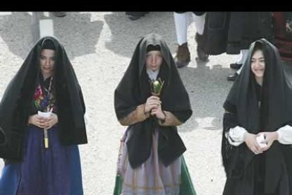 Jóvenes, ataviadas con trajes regionales, durante el recorrido.