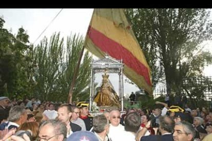 Los vecinos de San Andrés agasajaron a la Virgen con flores y cánticos.
