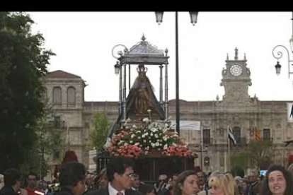 La Condesa, con la mayor parte de sus casas engalanadas, estaba repleta de gente al paso de la Virgen.