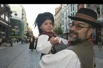 Los más pequeños también participaron en este multitudinario encuentro, como esta niña, vestida con un traje regional.