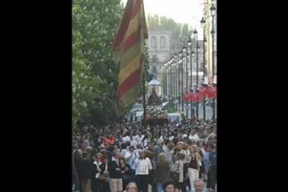 A lo largo del trayecto se produjeron algunas dificultades para mantener alzados los pendones, para cuyo traslado se requiere mucha fuerza y destreza.