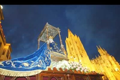 La catedral, que este año cumple su 700 aniversario, esperaba así de bella e iluminada la visita de la Virgen.
