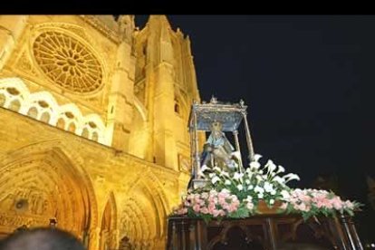Uno de los momentos de mayor emoción fue sin duda la entrada de la Virgen en el templo leonés.