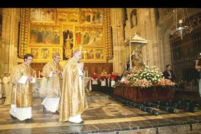 Comienza la eucaristía para dar la bienvenida la santísima.