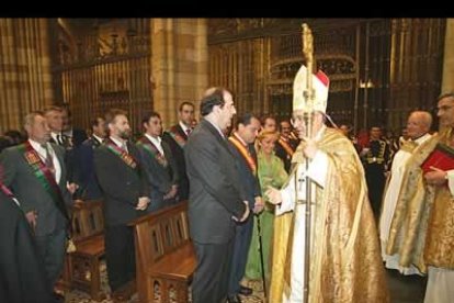 Saludo de rigor de las autoridades eclesiásticas a las políticas presentes en el acto.
