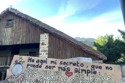 Una ruta por la bondad en Lois: Alicia González Fernández empezó a pintar reflexiones personales y frases célebres en
este pueblo de la montaña oriental con la idea de mejorar el clima de convivencia y «surtió efecto». Escribe y pinta sobre piedra, pizarra y madera y los mensajes salen al encuentro de vecinos y visitantes en esquinas, ventanas y muros.