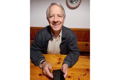 Senén Bernardo: «A lo mejor hacemos cosas buenas y somos un
poco perros». Dedica parte de su tiempo a los internos de la cárcel de Mansilla que salen de permiso con el programa de Cáritas y en Robledo de Losada, en Cabrera, fue clave en restaurar la iglesia y ahora a mantenerla bella.