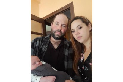 Manuel, primer niño de Villanueva de Omaña en 40 años: Lorena Katia
Álvarez se ha convertido en madre en el pueblo de su padre. Dejó Madrid por
el pueblo hace seis años. Enfermera de profesión, su marido, Manolo, es para
ella el rostro de la bondad, que también ve en los mayores y en la naturaleza.