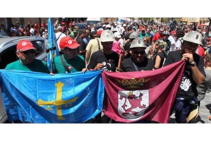Eugenio Villán, Simón Sevilla, Valles, Juan Jesús Colmenero y Johnatan González sostienen las banderas asturiana y leonesa tras juntarse las columnas mineras en La Robla. Norberto
