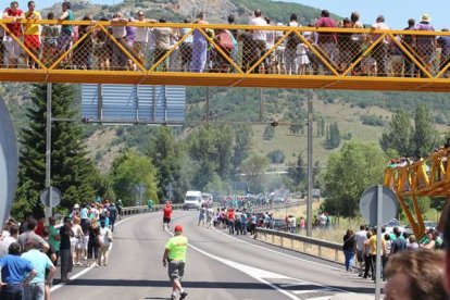 La llegada de la marcha provoca expectación en La Robla. Norberto.