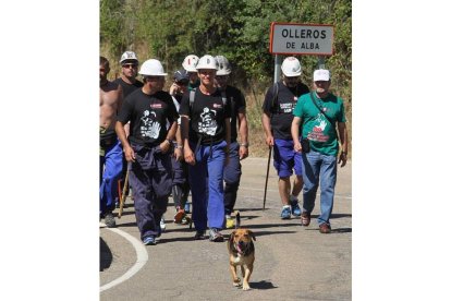 Se fue de La Magdalena con los mineros y les acompañó hasta La Robla como un campeón. «¿De quién es ese perro?» Ante la ausencia de respuesta se le llamó Piquete. Norberto.