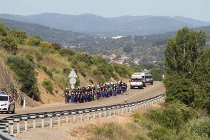 Tras dejar atrás La Magdalena, la marcha asciende la collada que les conducirá hacia el Valle de Alba y a continuación, a La Robla. Norberto.