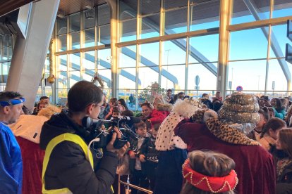 Llegada de los Reyes Magos al aeropuerto de León, en La Virgen del Camino. DL