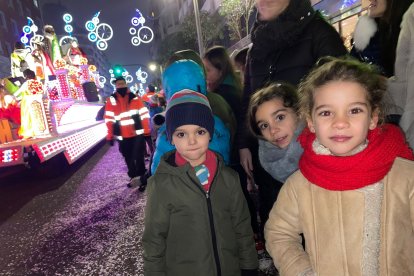 Niños disfrutando del desfile en las calles de León. DL