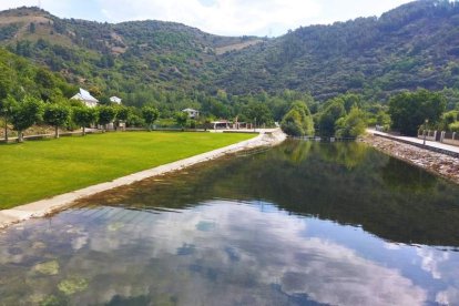 La playa fluvial de la villa, un lugar donde refrescarse bajo el cobijo de la sierra los Ancares. GAITERO