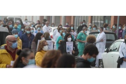 Protesta en 2020 por la falta de médicos en el Hospital del Bierzo. ANA F. BARREDO