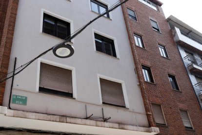 Las polémicas farolas de la calle Real tras las obras. ANA F. BARREDO