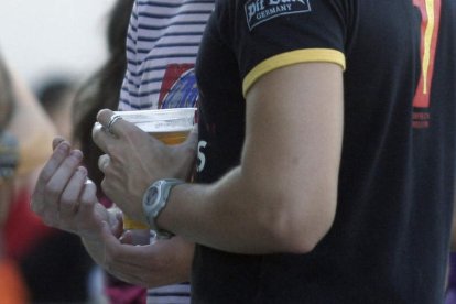 Don jóvenes consumen alcohol, en una imagen de archivo.