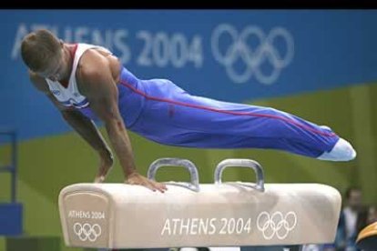 No es el caso de los gimnastas, que la verdad no están nada mal. Aquí tenemos a Nemov, uno de los maduritos de esta cita, que sigue demostrando que tras tres olimpiadas sigue estando en plena forma. ¡A la vista está!