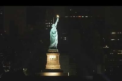 Curiosamente, la estatua de La Libertad mantuvo su iluminación mientras el miedo se apoderaba de los ciudadanos.
